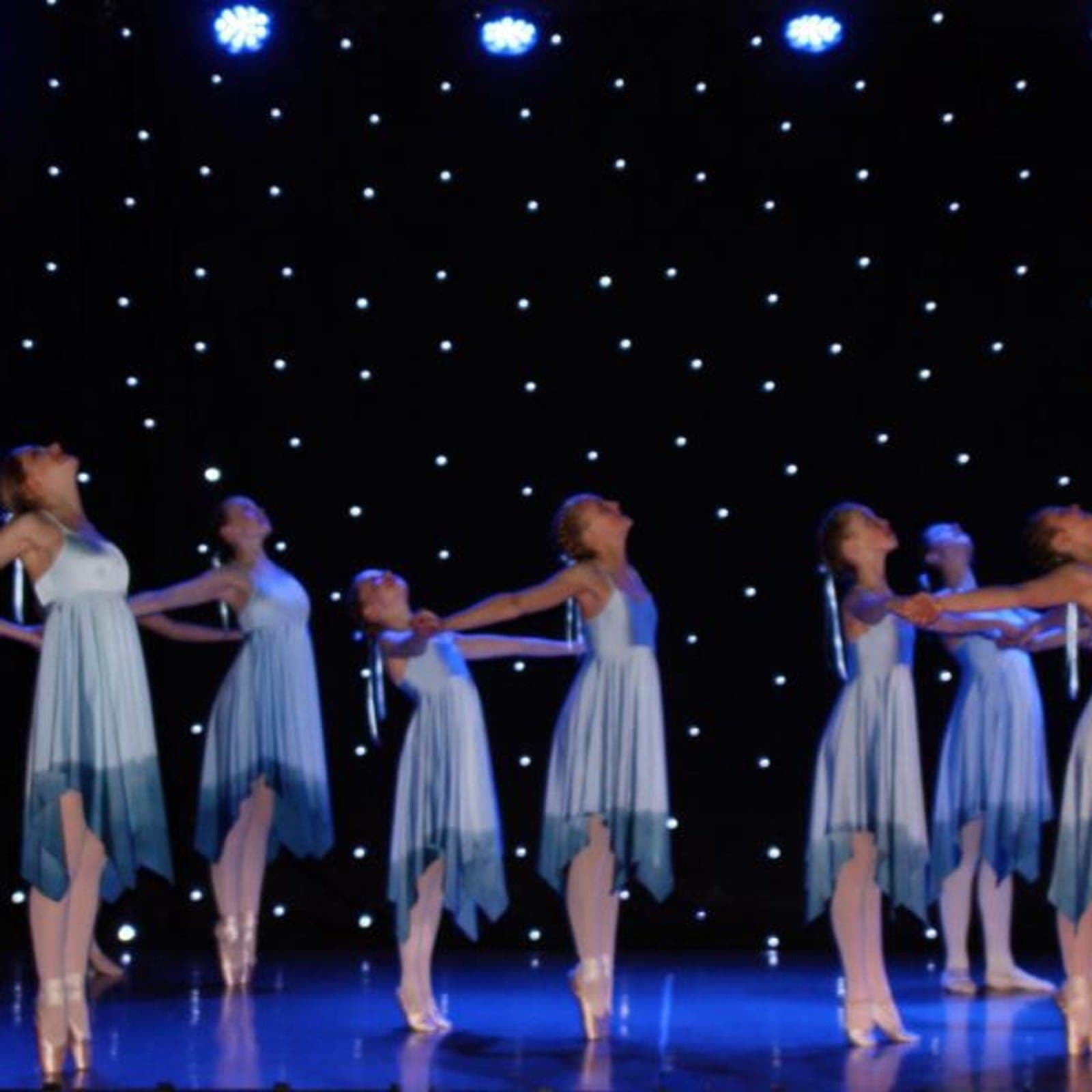 Geraldine Lamb dancers en pointe under star cloth lighting